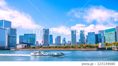 日本の東京都市景観 新風景。「エメラルダス」や竹芝、浜松町。奥に東京タワーや麻布台。右は汐留地区 123139080