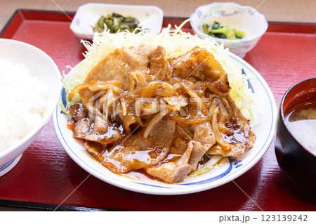 美味しい豚肉しょうが焼き定食 123139242