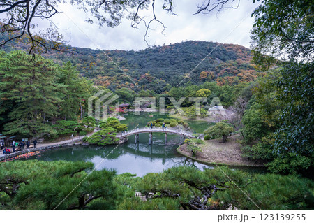 【高松市】秋の栗林公園 飛来峰からの眺望 【高松市】秋の栗林公園 飛来峰からの眺望 123139255
