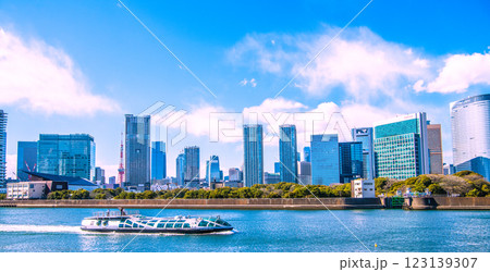 日本の東京都市景観 新風景。「エメラルダス」や浜松町。奥に東京タワーや麻布台。右側は汐留地区 日本の東京都市景観 新風景。「エメラルダス」や浜松町。奥に東京タワーや麻布台。右側は汐留地区 123139307