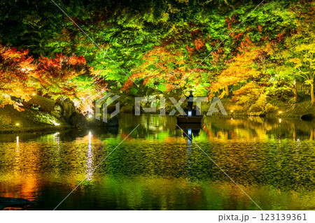 【高松市】栗林公園 秋のライトアップ【紅葉】 【高松市】栗林公園 秋のライトアップ【紅葉】 123139361