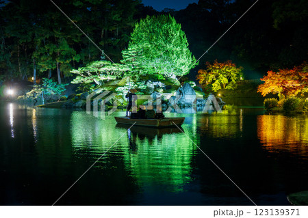 【高松市】栗林公園 秋のライトアップ【紅葉】 【高松市】栗林公園 秋のライトアップ【紅葉】 123139371