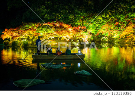 【高松市】栗林公園 秋のライトアップ 和船【紅葉】 【高松市】栗林公園 秋のライトアップ 和船【紅葉】 123139386