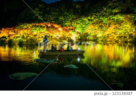 【高松市】栗林公園 秋のライトアップ 和船【紅葉】 【高松市】栗林公園 秋のライトアップ 和船【紅葉】 123139387