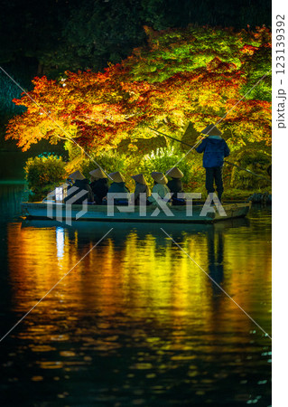 【高松市】栗林公園 秋のライトアップ 和船【紅葉】 【高松市】栗林公園 秋のライトアップ 和船【紅葉】 123139392