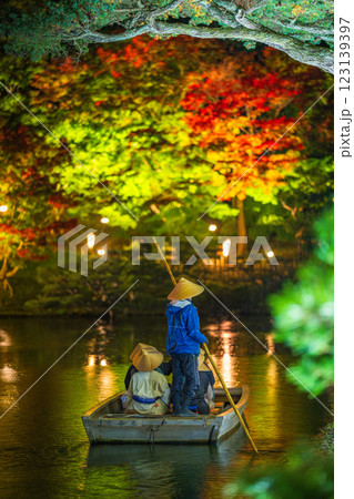 【高松市】栗林公園　秋のライトアップ　和船【紅葉】 123139397