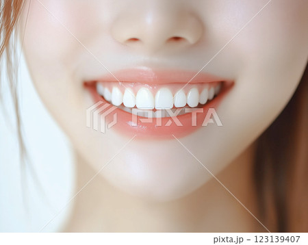 美しい白い歯をした若い女性の口。美容、健康、スキンケア、清潔のイメージ素材 123139407