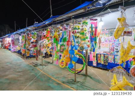 インド_移動遊園地内の出店風景 123139430