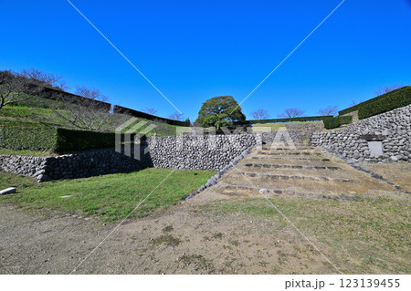 「高天神城」攻略の起点として築城された遠江「横須賀城」 123139455