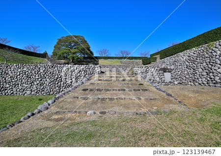「高天神城」攻略の起点として築城された遠江「横須賀城」 「高天神城」攻略の起点として築城された遠江「横須賀城」 123139467