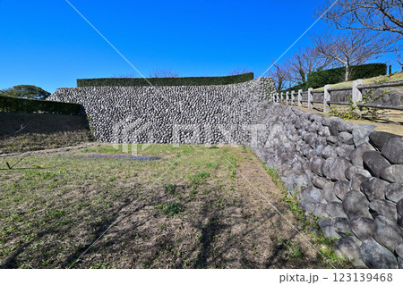 「高天神城」攻略の起点として築城された遠江「横須賀城」 123139468