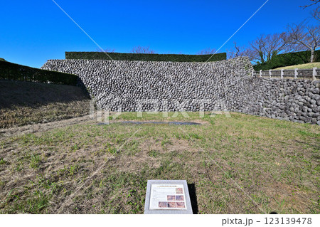 「高天神城」攻略の起点として築城された遠江「横須賀城」 123139478