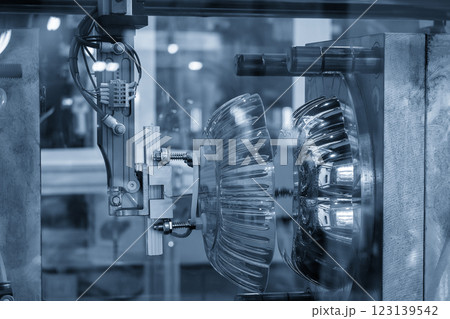 The food container box production process by automatic system from plastic injection mold machine. The food container box production process by automatic system from plastic injection mold machine. 123139542