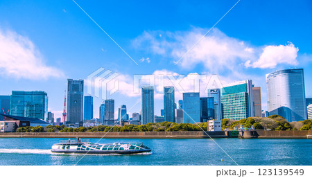 日本の東京都市景観 新風景。「エメラルダス」や浜松町。左奥に東京タワーや麻布台。右側は汐留地区 123139549