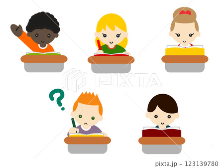 机で学習する子供たち 123139780