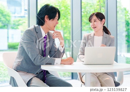 上司に相談をする女性社員 上司に相談をする女性社員 123139827
