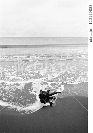 海岸に打ち上げられた流木 白黒フィルム画像 海岸に打ち上げられた流木 白黒フィルム画像 123139882