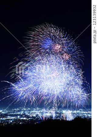 若草山山頂から望む奈良瑠璃絵2025花火 若草山山頂から望む奈良瑠璃絵2025花火 123139932