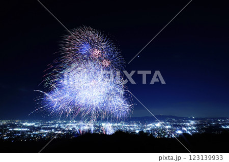 若草山山頂から望む奈良瑠璃絵2025花火 若草山山頂から望む奈良瑠璃絵2025花火 123139933