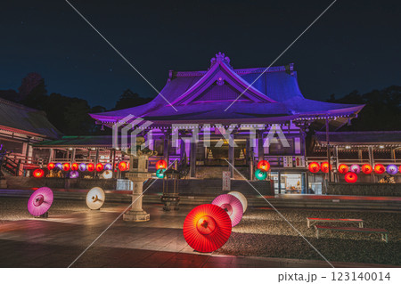 袋井市にある法多山尊永寺の本堂と和傘アートのライトアップの風景(静岡県) 袋井市にある法多山尊永寺の本堂と和傘アートのライトアップの風景(静岡県) 123140014