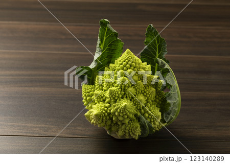 板に並べたロマネスコ 123140289