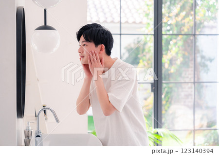洗面所で身だしなみを整える若い男性 123140394