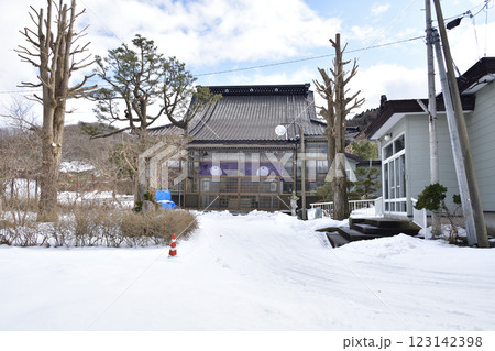 冬の北海道乙部町で青龍山専得寺境内の風景を撮影 123142398