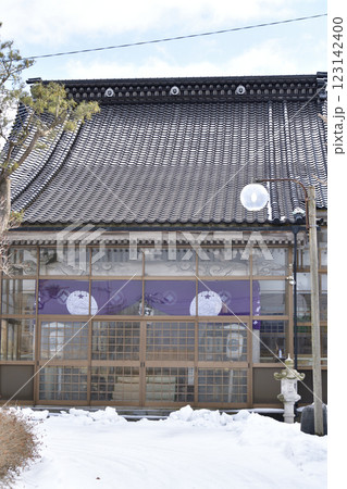 冬の北海道乙部町で青龍山専得寺境内の風景を撮影 123142400
