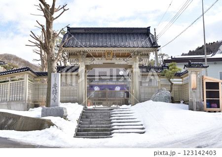 冬の北海道乙部町で青龍山専得寺境内の風景を撮影 123142403
