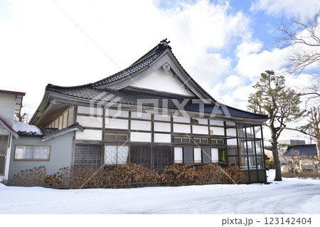冬の北海道乙部町で青龍山専得寺境内の風景を撮影 123142404