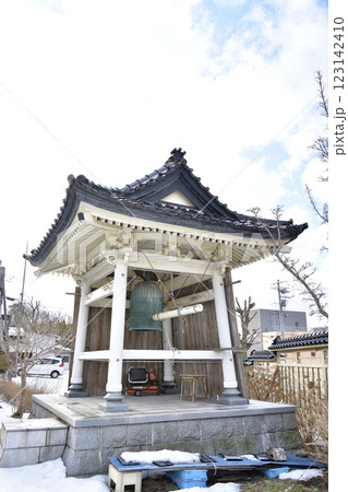 冬の北海道乙部町で青龍山専得寺境内の風景を撮影 123142410