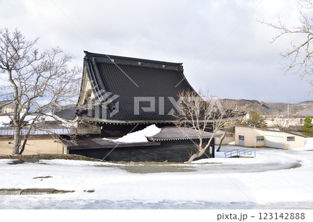 冬の北海道乙部町で永寿山長徳寺境内の風景を撮影 123142888