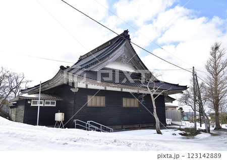 冬の北海道乙部町で永寿山長徳寺境内の風景を撮影 冬の北海道乙部町で永寿山長徳寺境内の風景を撮影 123142889