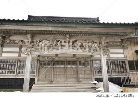冬の北海道乙部町で永寿山長徳寺境内の風景を撮影 123142895