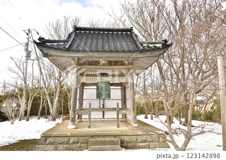 冬の北海道乙部町で永寿山長徳寺境内の風景を撮影 冬の北海道乙部町で永寿山長徳寺境内の風景を撮影 123142898