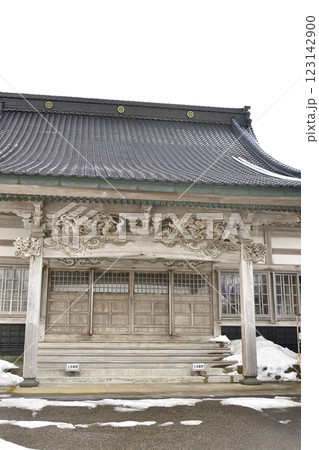 冬の北海道乙部町で永寿山長徳寺境内の風景を撮影 123142900