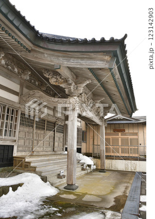 冬の北海道乙部町で永寿山長徳寺境内の風景を撮影 冬の北海道乙部町で永寿山長徳寺境内の風景を撮影 123142903