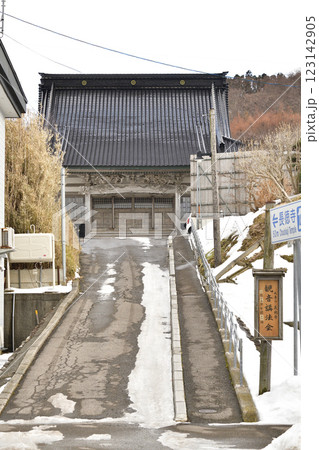 冬の北海道乙部町で永寿山長徳寺境内の風景を撮影 123142905