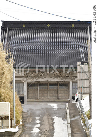 冬の北海道乙部町で永寿山長徳寺境内の風景を撮影 123142906