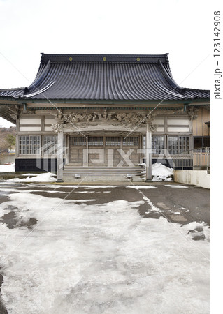 冬の北海道乙部町で永寿山長徳寺境内の風景を撮影 123142908