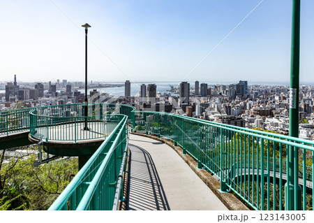兵庫県神戸市諏訪山ビーナスブリッジからの都市風景 123143005