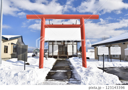 冬の北海道北斗市で萩野稲荷神社境内の風景を撮影 123143396