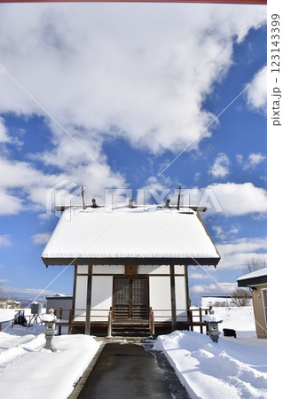 冬の北海道北斗市で萩野稲荷神社境内の風景を撮影 冬の北海道北斗市で萩野稲荷神社境内の風景を撮影 123143399