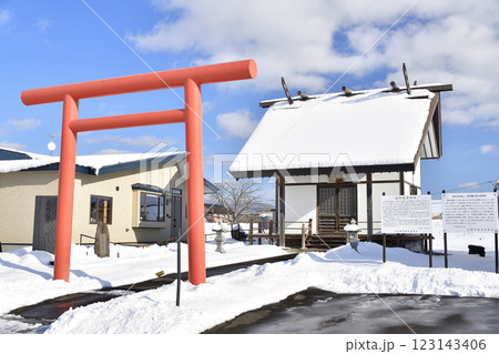 冬の北海道北斗市で萩野稲荷神社境内の風景を撮影 123143406