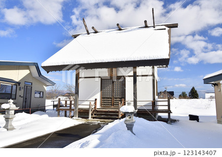 冬の北海道北斗市で萩野稲荷神社境内の風景を撮影 123143407