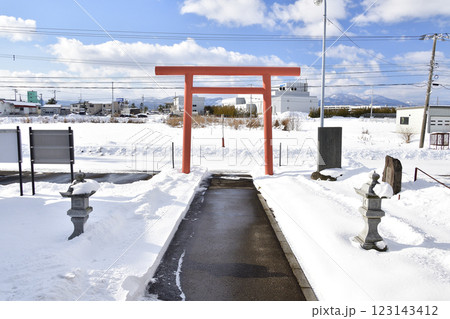 冬の北海道北斗市で萩野稲荷神社境内の風景を撮影 123143412