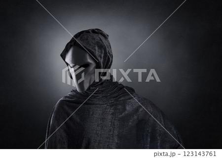 Mysterious humanoid alien at night over dark misty background 123143761