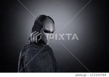 Mysterious humanoid alien at night over dark misty background Mysterious humanoid alien at night over dark misty background 123143764