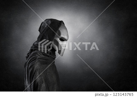 Mysterious humanoid alien at night over dark misty background 123143765
