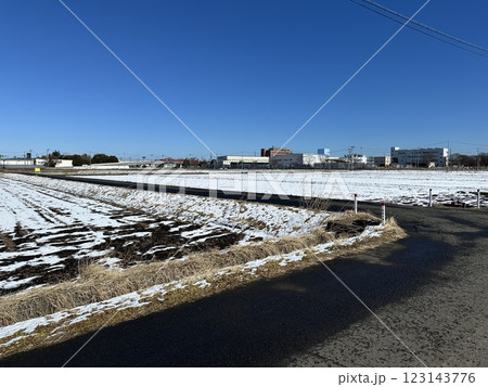 雪の降った後の田んぼ 雪の降った後の田んぼ 123143776